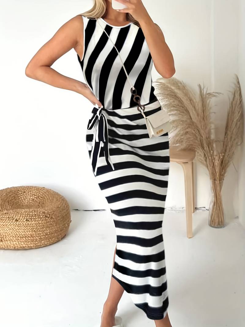 Mia – elegant dress with a round neckline and a striped pattern