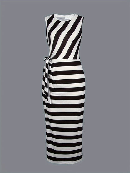 Mia – elegant dress with a round neckline and a striped pattern