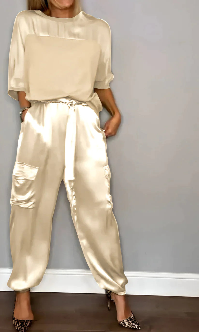 Silkease – two-piece suit consisting of a top and trousers with half sleeves