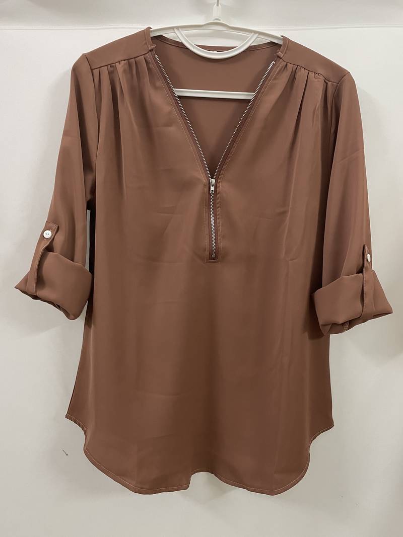 Hazel – casual, ruffled blouse with roll-up sleeves and half zip